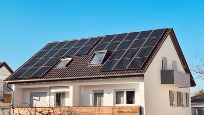 Saniertes Mehrfamilienhaus und Photovoltaik auf dem Dach