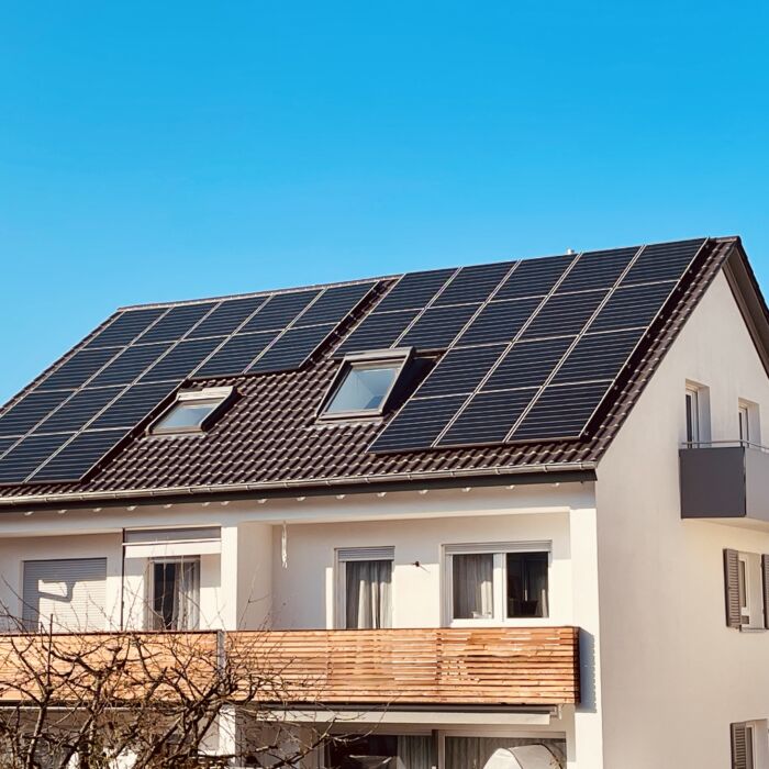 Saniertes Mehrfamilienhaus und Photovoltaik auf dem Dach