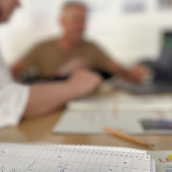 Energieberatende bei einer Schulung im Seminarraum der LEA.