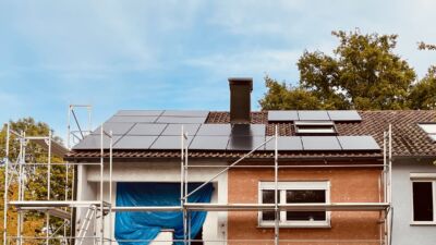 In Sanierung befindender Altbau mit Gerüst und PV-Anlage