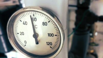 Anzeigegerät für die Vorlauftemperatur eines Heizsystems bei etwa 57 Grad Celsius.