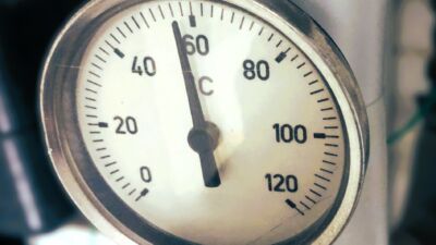 Anzeigegerät für die Vorlauftemperatur eines Heizsystems bei etwa 57 Grad Celsius.